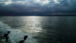 rappresentazione di quello che non è un buon meteo per pescare: foto scattata in barca in cui si vedono delle nuvole scure che minacciano mal tempo