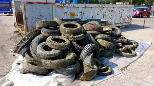 Puliamo il nostro mare: foto che rappresenta alcuni dei materiali recuperati dal porto di Barcola. Si vede una montagna di gomme di auto, camion, biciclette...che è stata recuperata dal fondo del mare nel 2017.