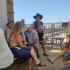 Foto di alcuni soci degli Amici del Bunker seduti ai tavoli che aspettano che il direttore sportivo mostri le classifiche della 2° gara sociale