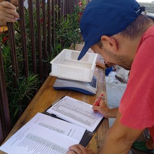 Foto di un socio che trascrive il peso del pescato di ciascun partecipante alla 3° gara sociale